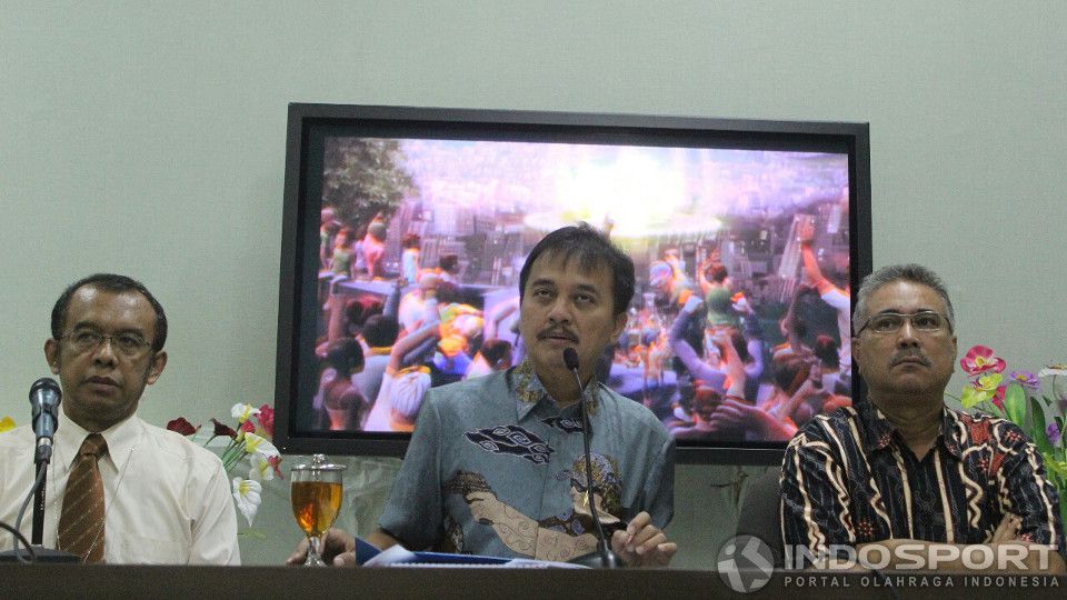 Menpora Roy Suryo (tengah) saat meluncurkan Rumah Bola di Kemenpora, Jakarta, Rabu (11/06/14), bersama Deputi Kemenpora, Gatot Dewantoro (kiri), dan Sesmenpora, Alfitra Salam (kanan) Copyright: &copy; Herry Ibrahim/INDOSPORT